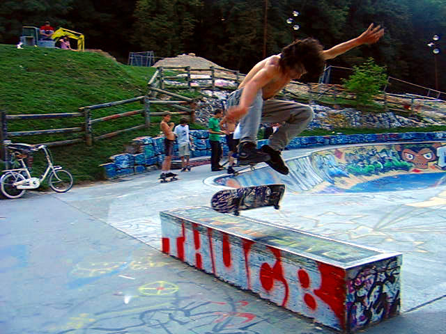 Antoine - Heelflip - Annecy.jpg